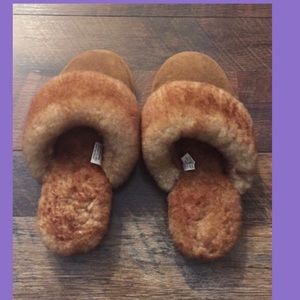 Ladies LL Bean slippers never worn